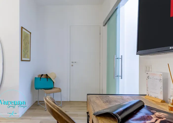 לינה וארוחת בוקר Varenna Guest House ורנה